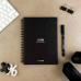 ZAČETNI KOMPLET INFINITE PLANNER A5. Komplet vsebuje "Infinite Diary" A5, komplet za čiščenje, marker in držalo za marker